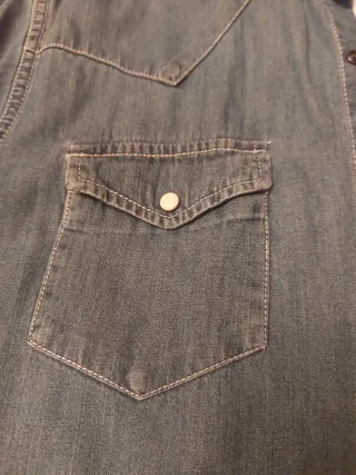 Camisa vaquera y  camiseta básica blanca