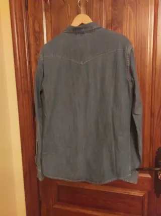 Camisa vaquera y  camiseta básica blanca