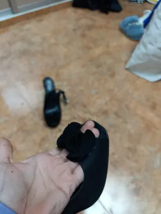 Tacones de aguja negros con flor