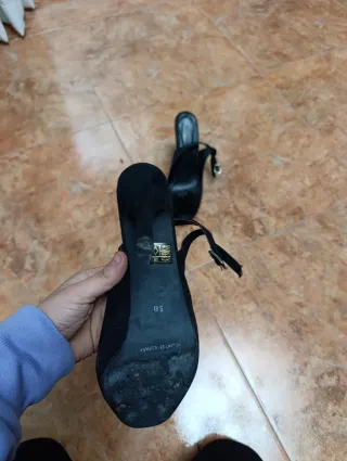 Tacones de aguja negros con flor