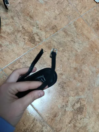 Tacones de aguja negros con flor