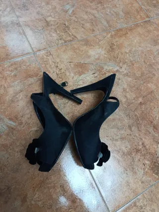 Tacones de aguja negros con flor