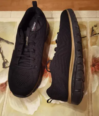 Deportivas Skechers Negro y Dorado
