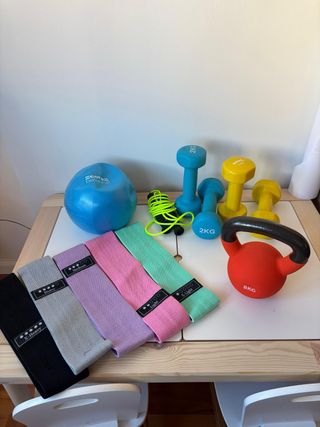Set de entrenamiento: pesas, kettlebell y bandas