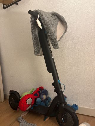 Patinete eléctrico roto acelerador