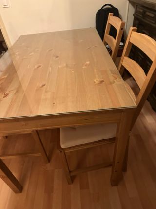 Mesa de madera con 4 sillas. Incluye el cristal