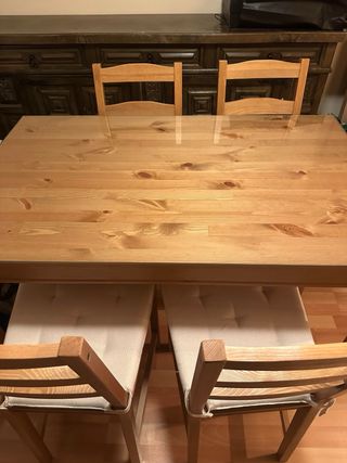 Mesa de madera con 4 sillas. Incluye el cristal