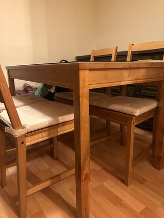 Mesa de madera con 4 sillas. Incluye el cristal