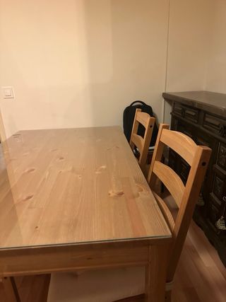 Mesa de madera con 4 sillas. Incluye el cristal