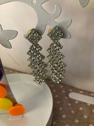 Pendientes largos plateados con pedrería