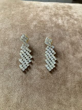 Pendientes largos plateados con pedrería