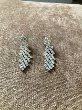 Pendientes largos plateados con pedrería