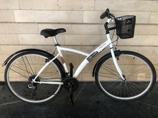 Bicicleta de ciudad blanca con cesta .