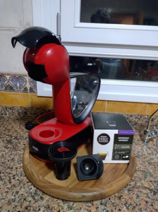 Cafetera Dolce Gusto DeLonghi Roja con cápsulas