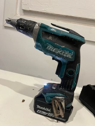 Taladro Makita, Cargador y 2 Baterías