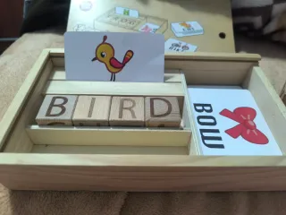 Piezas madera y tarjetas para aprender inglés