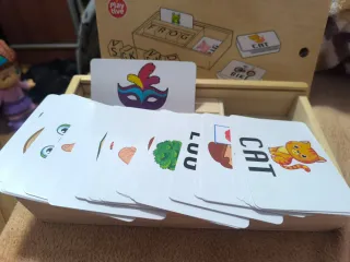 Piezas madera y tarjetas para aprender inglés