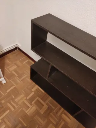 Estantería de madera marrón