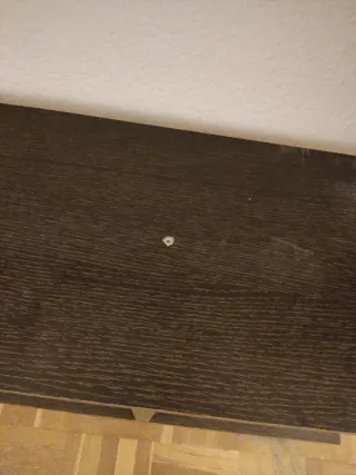 Estantería de madera marrón