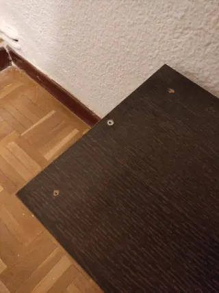 Estantería de madera marrón