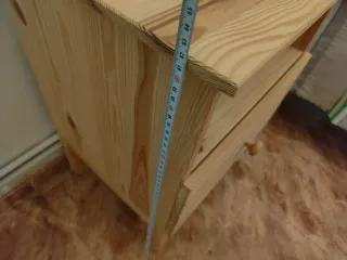 Cama individual de madera con colchón y mesita