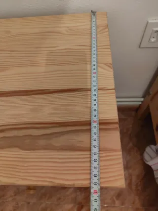 Cama individual de madera con colchón y mesita