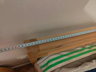 Cama individual de madera con colchón y mesita