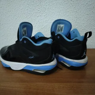 Zapatillas Jordan Negras y Azules