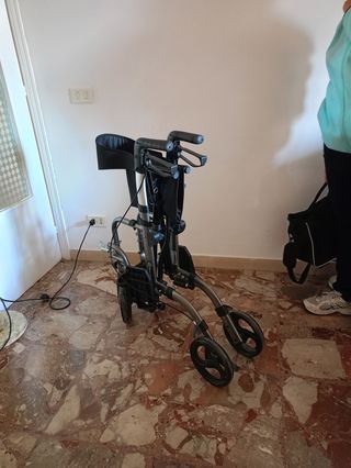 Deambulatore pieghevole con pedane