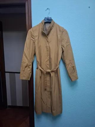 Gabardina Beige con Tachuelas, color marrón