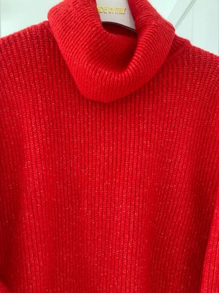 Jersey rojo cuello alto