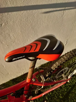 Bicicleta roja B-PRO 24