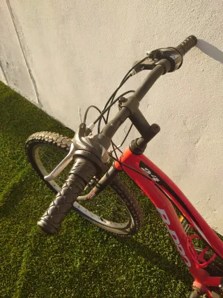 Bicicleta roja B-PRO 24