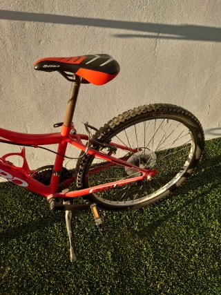 Bicicleta roja B-PRO 24