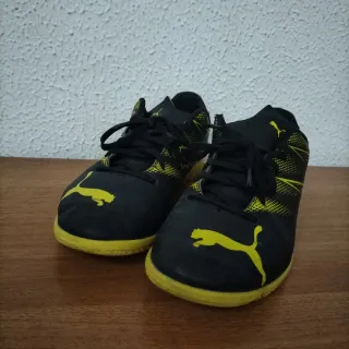 Zapatillas Puma Fútbol Negro y Amarillo