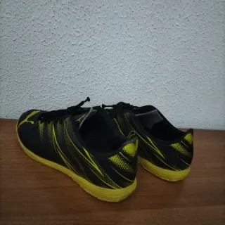 Zapatillas Puma Fútbol Negro y Amarillo