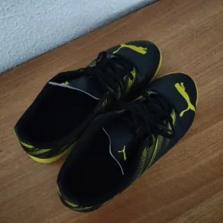 Zapatillas Puma Fútbol Negro y Amarillo