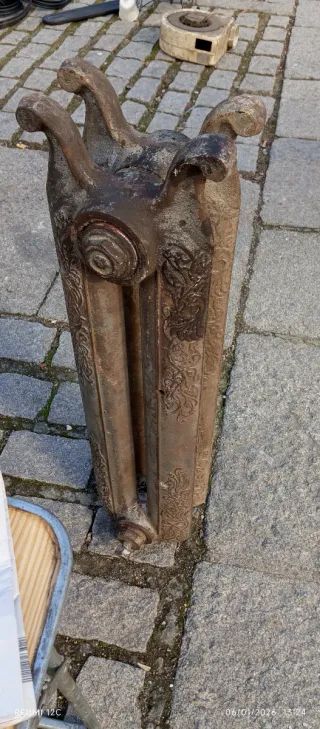 Radiador antiguo de 4 módulos labrado