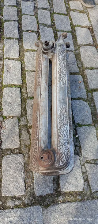 Radiador antiguo de 4 módulos labrado