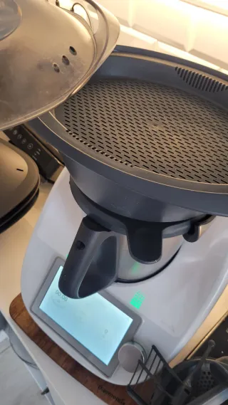 Thermomix TM6 con todos sus accesorios + base