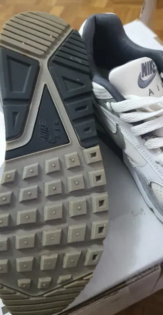 Zapatillas Nike Air Blancas y Grises