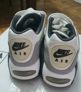 Zapatillas Nike Air Blancas y Grises