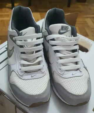 Zapatillas Nike Air Blancas y Grises