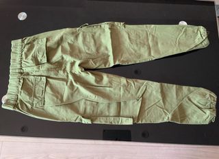 Pantalones cargo Bershka verde oliva