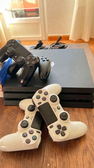 PS4 Pro Negra + 4 Mandos + Juegos