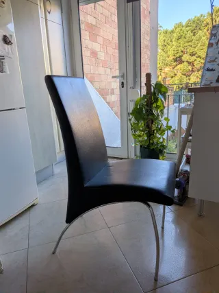 4 Sillas de salón negras y plateadas