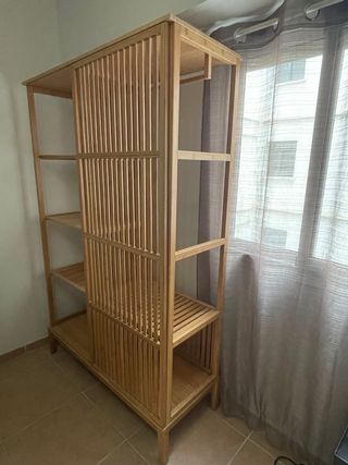 Armario de bambú con estantes y barra