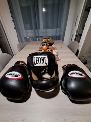 Casco y guantes boxeo Twins Leone