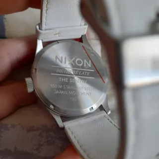 Reloj Nixon Blanco y Plateado