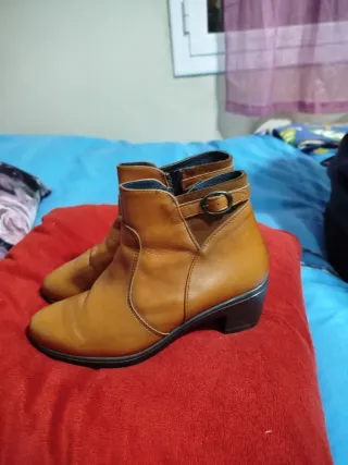 Botines marrones con hebilla. Marca baerchi